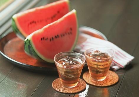 吃瓜解酒嘛,轻松应对酒后的不适