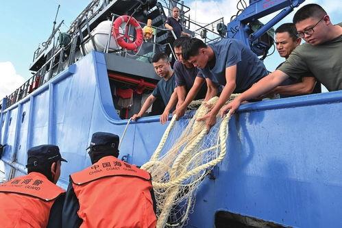 中国渔民现场吃瓜,共享丰收喜悦