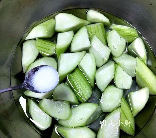 瓜变黑了可以吃吗,还能吃吗？揭秘瓜果变黑背后的真相”