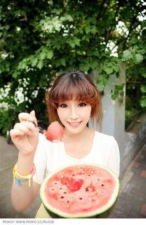 新疆女孩儿吃瓜,瓜果飘香，尽享清凉时光