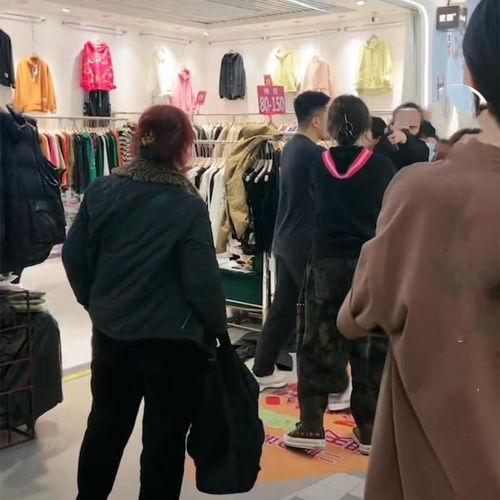 重庆吵架拍照吃瓜,围观拍照，吃瓜群众成焦点