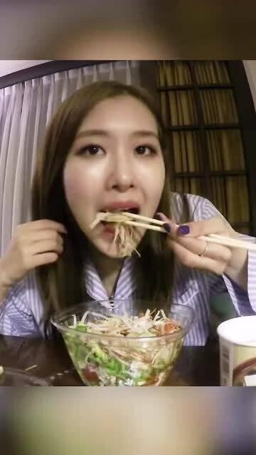 朴彩英吃瓜现场