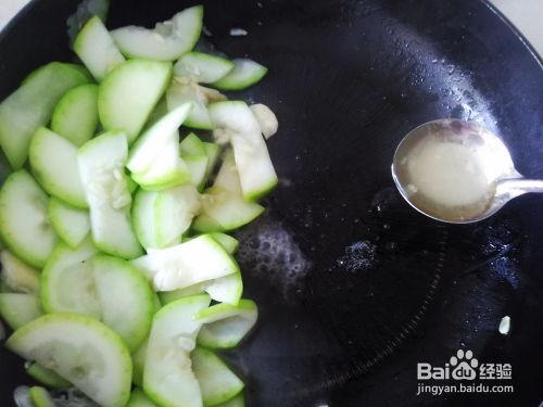 葫芦瓜炒着吃做法,葫芦瓜炒制秘籍，简单易学，色香味俱全