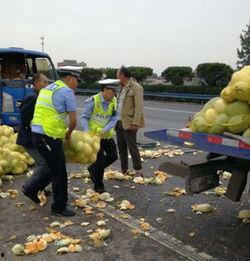 吃瓜群众把瓜摔一地,吃瓜群众摔瓜背后的故事