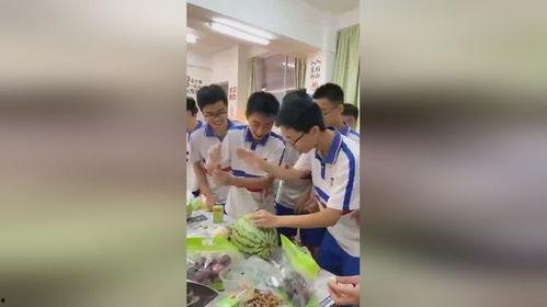 学生开学吃瓜,校园里的新鲜趣事