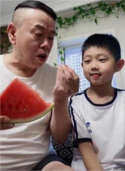 吃瓜的大外孙,揭秘吃瓜大外孙的趣味生活