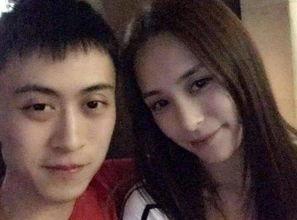 男子自拍吃瓜,意外走红网络