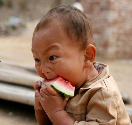 吃瓜少年拿着瓜,揭秘娱乐圈幕后故事