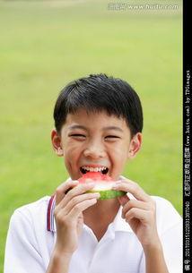 吃瓜少年拿着瓜,揭秘娱乐圈幕后故事