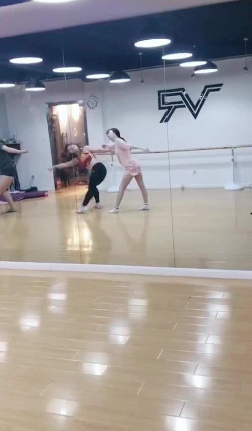 某女生跳舞吃瓜视频,某女生热舞吃瓜视频走红网络