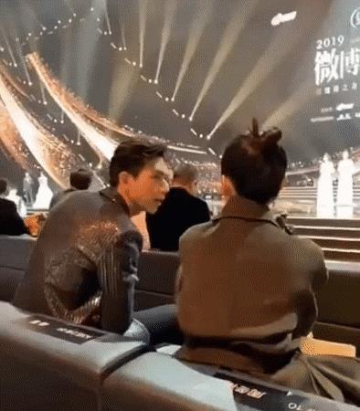 微博之夜现场吃瓜视频,吃瓜群众揭秘明星幕后趣事