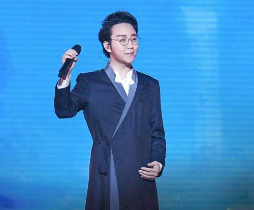 李玉刚回家吃瓜的视频,揭秘明星私生活瞬间