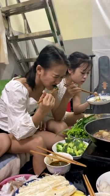 闺蜜火锅店吃瓜视频