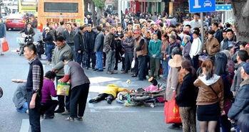 路遇车祸男子吃瓜视频,男子现场吃瓜视频引发网友热议