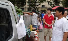 90后小伙买瓜吃瓜视频